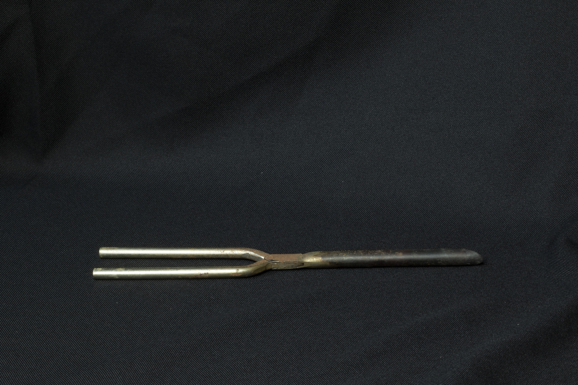 2 Hair curling tongs with case: front view