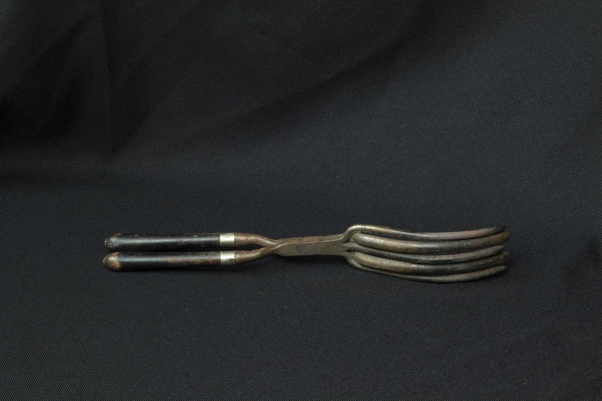 2 Hair curling tongs with case: front view