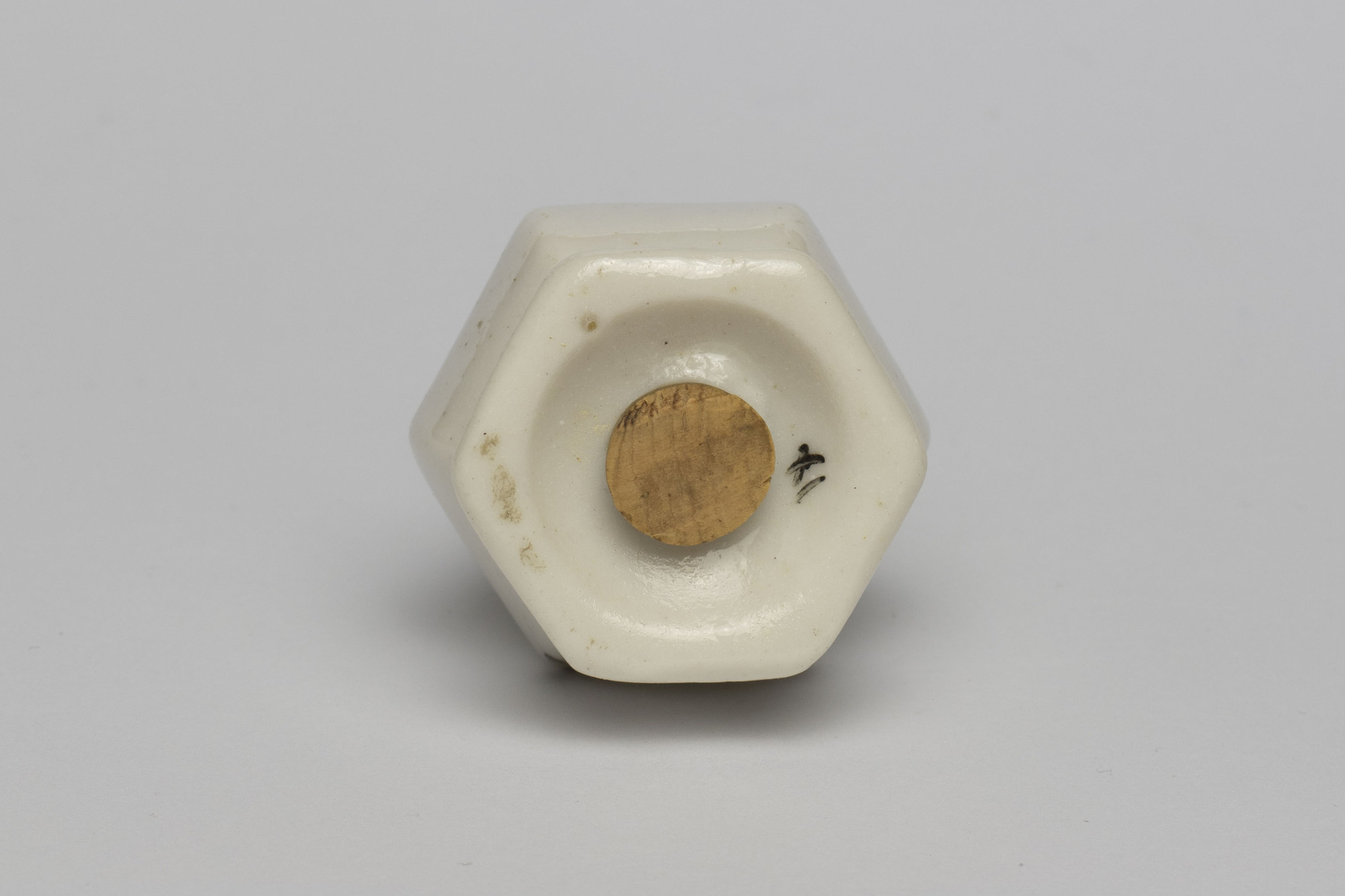 China salt cellar: base view