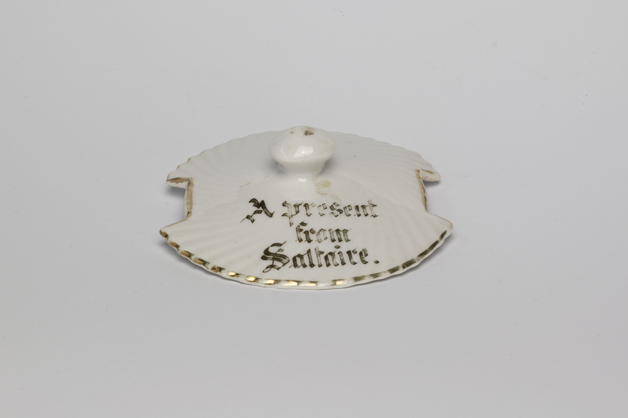 China sugar bowl or conserve dish: top view of lid