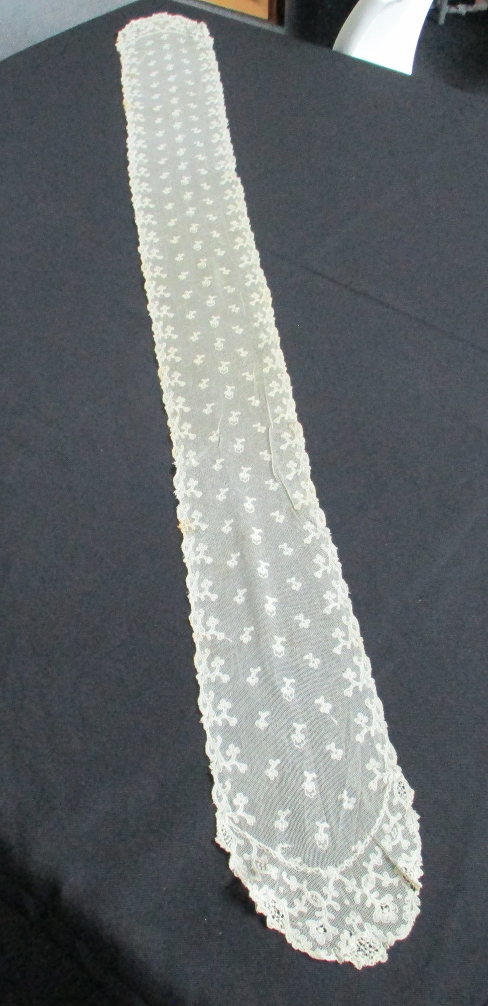 Cream lace sash.: Full length image of cream lace sash.