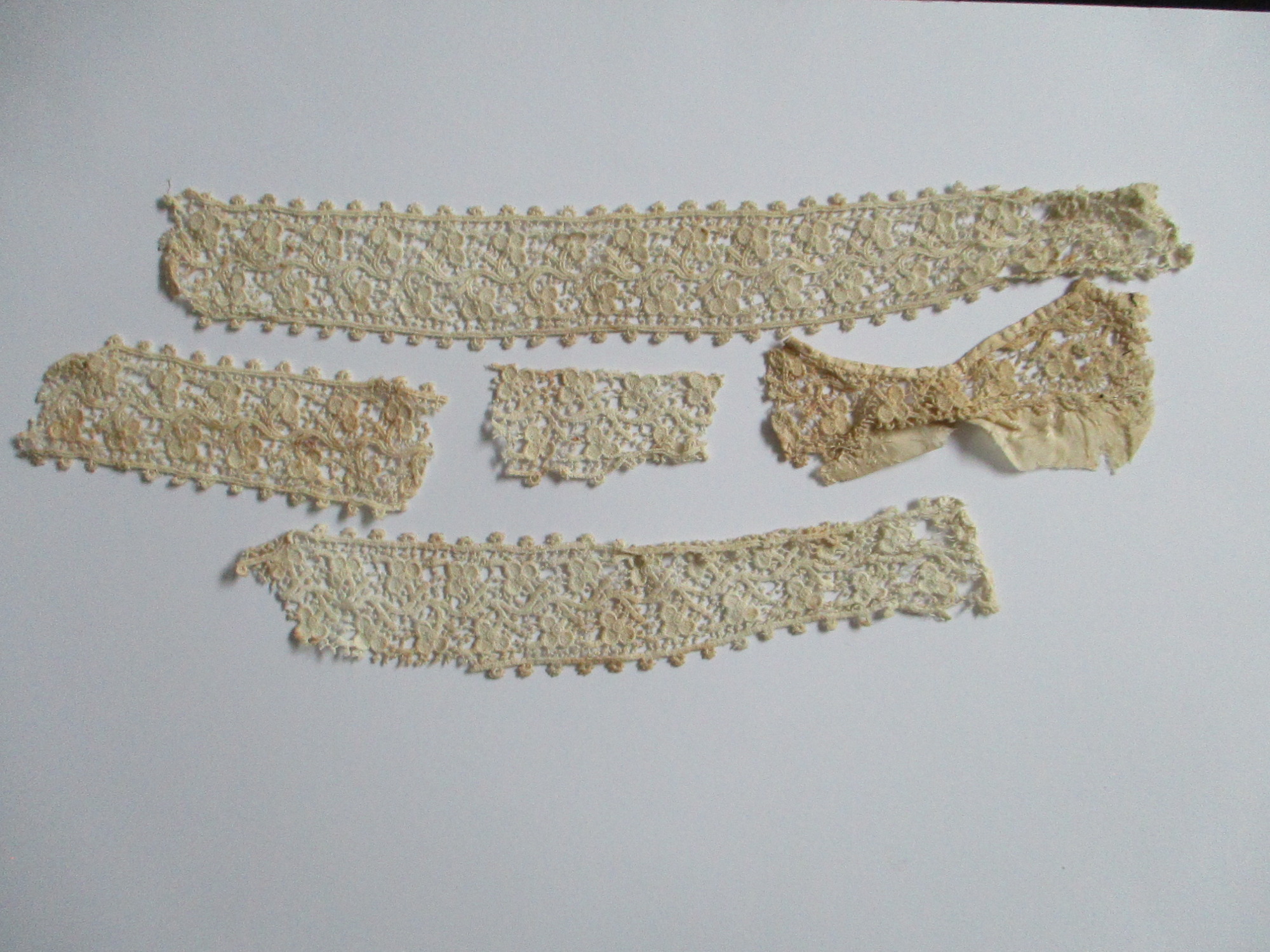 Five pieces of silk lace trim.: Five pieces of silk lace ribbon. (ii)