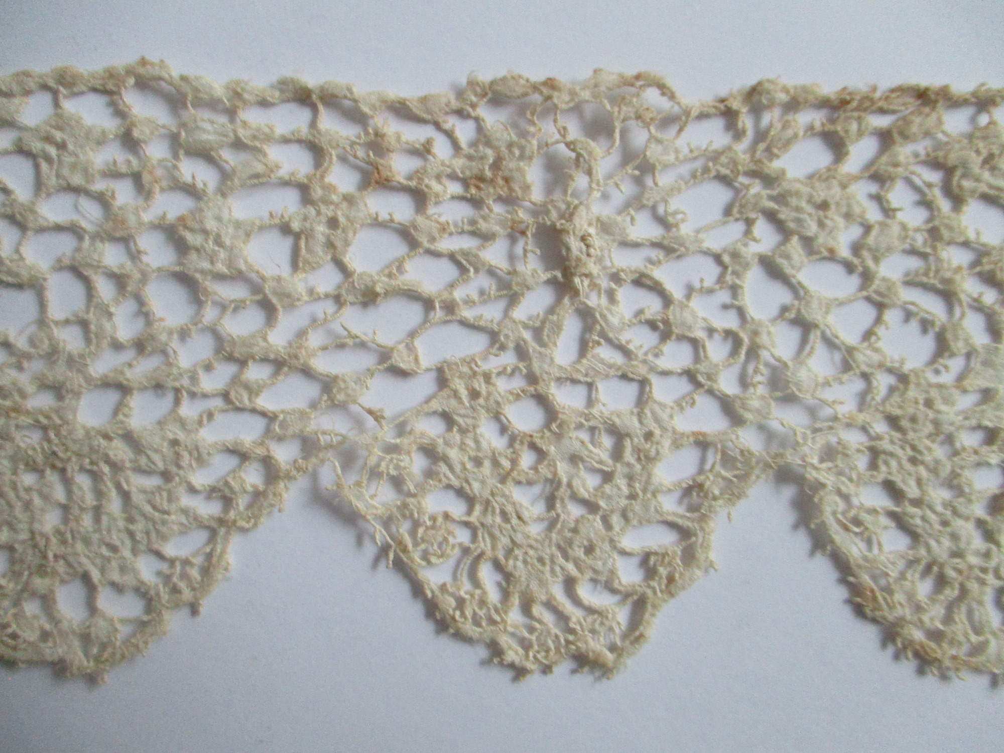 Length of cream silk lace.: Close-up detail of cream silk lace.(i)