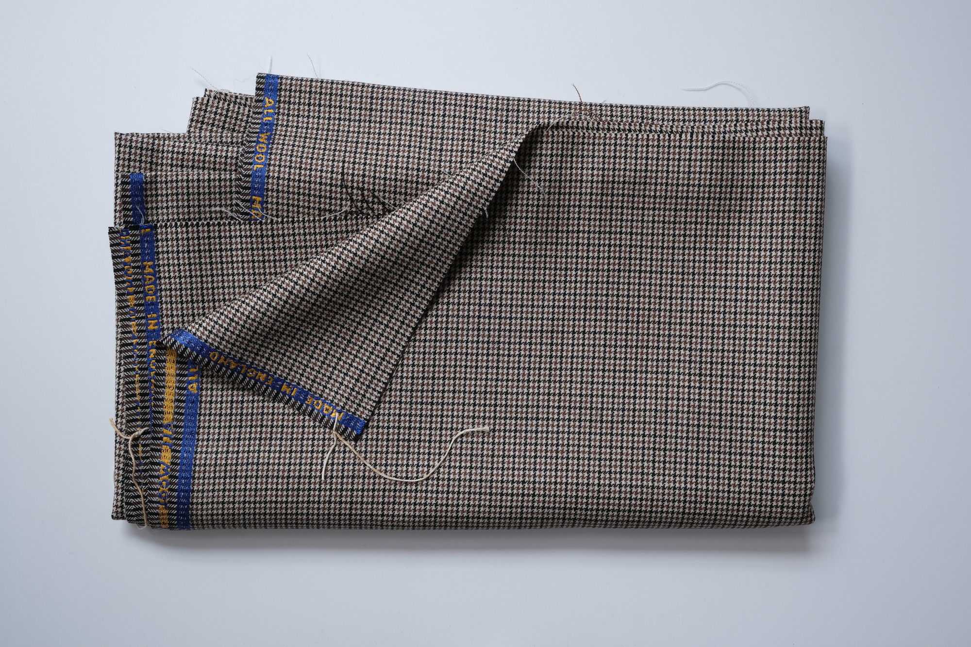 Length of dogtooth-pattern cloth: View showing cloth folded back once