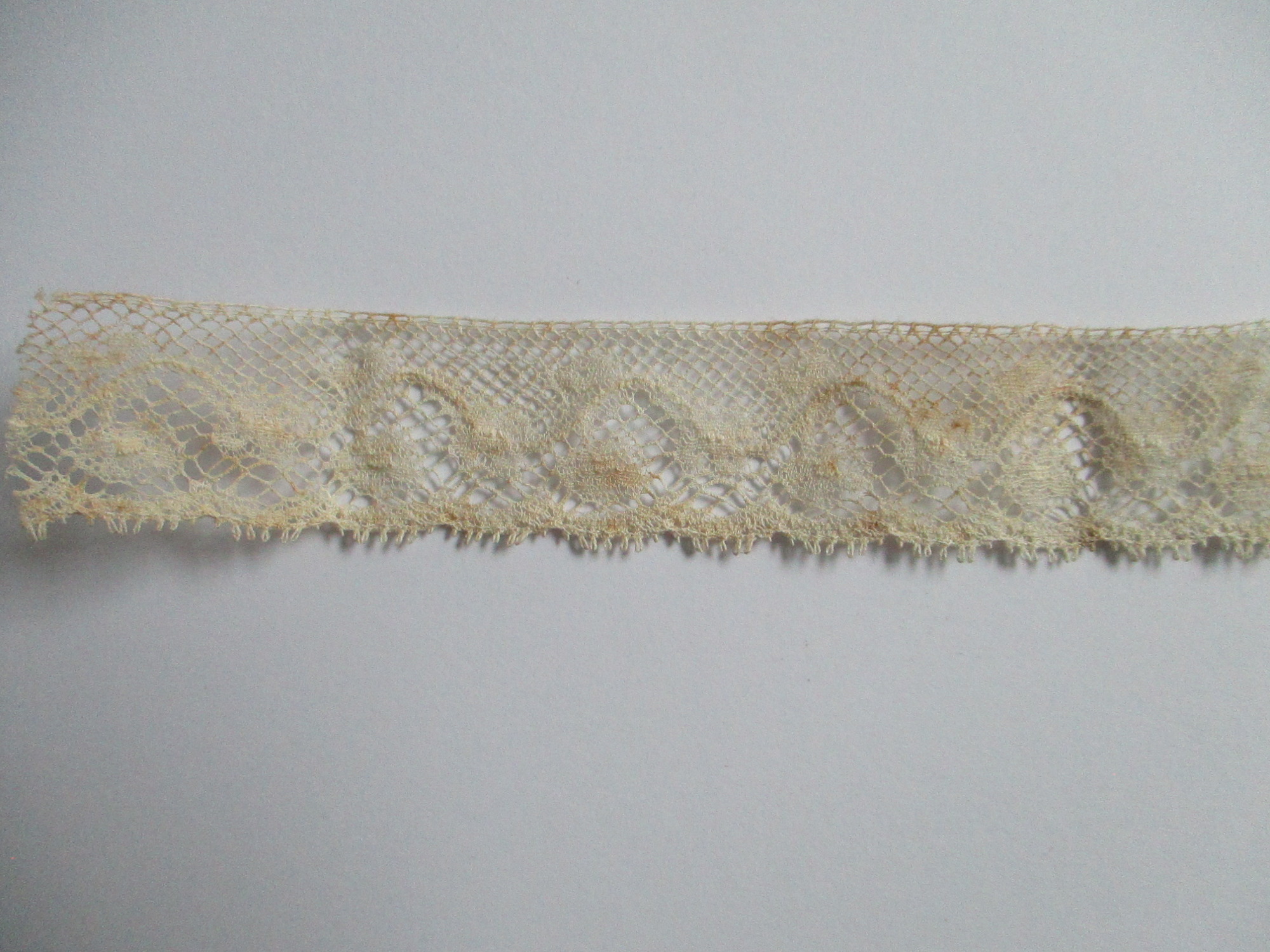 Length of lace trim.: Cream lace trim/edging.