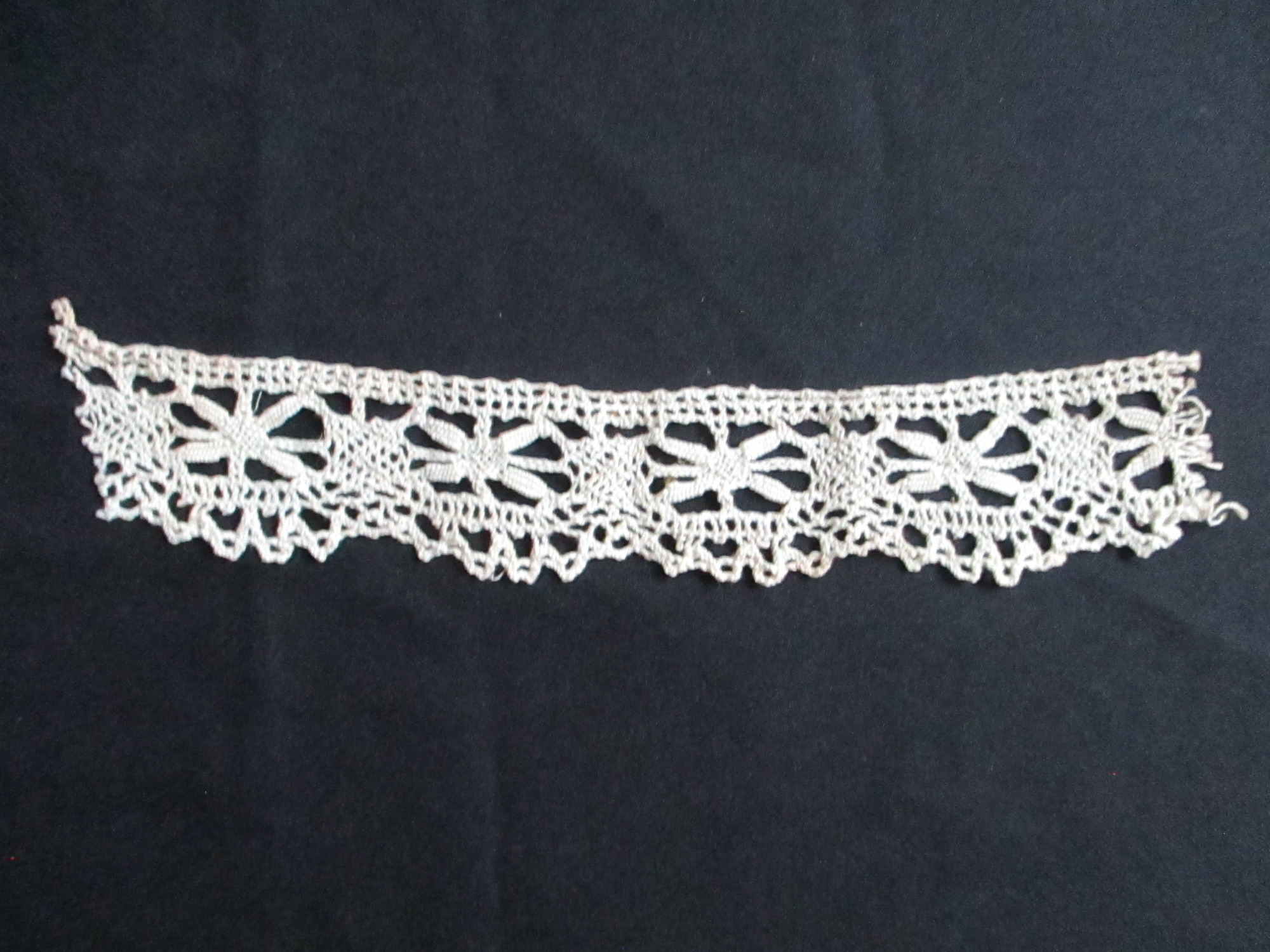 Piece of cotton lace.: Piece of heavy cotton cream lace. (ii)