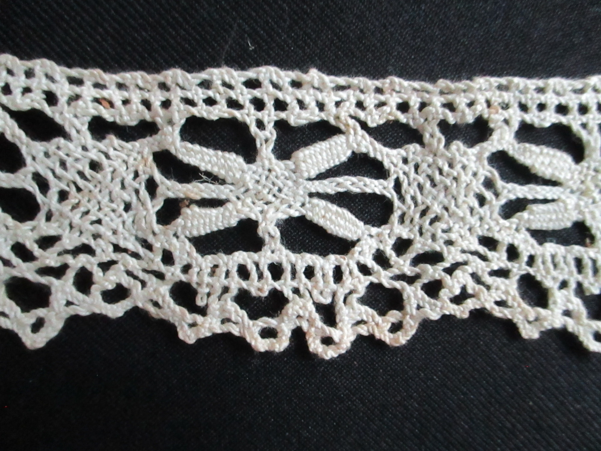 Piece of cotton lace.: Cotton cream lace design detail. (iv)