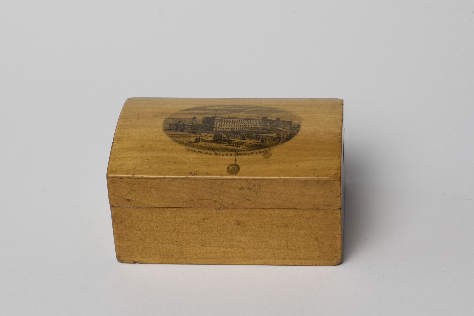 Souvenir wooden box: front view of box