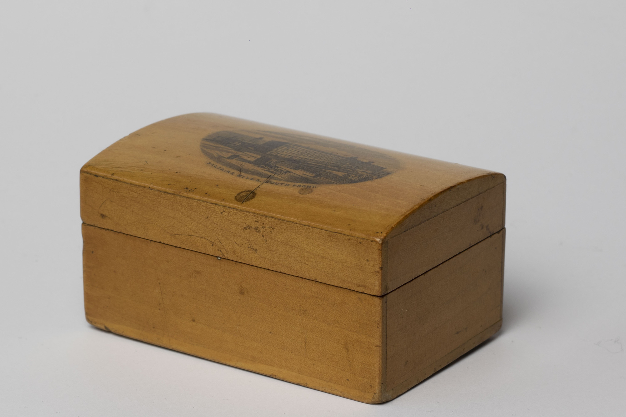 Souvenir wooden box: front view of box