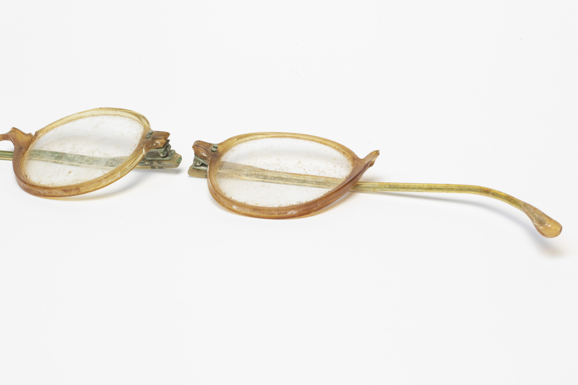 Spectacles: Left and right lenses, front view
