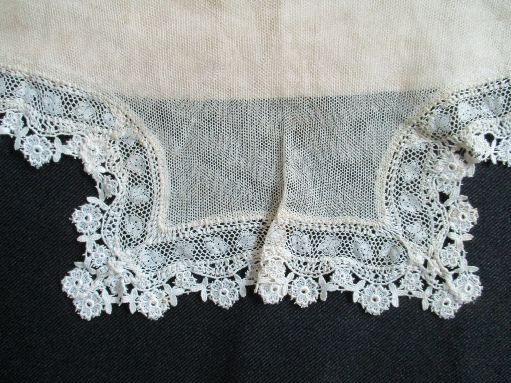 Two part collar: Lace detail on T-shaped cream collar.