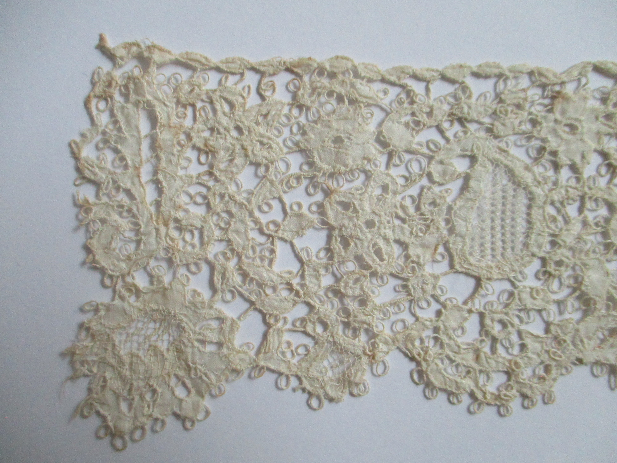 Two pieces of cream silk lace.: Paisley and flower detail on cream silk lace. (ii)
