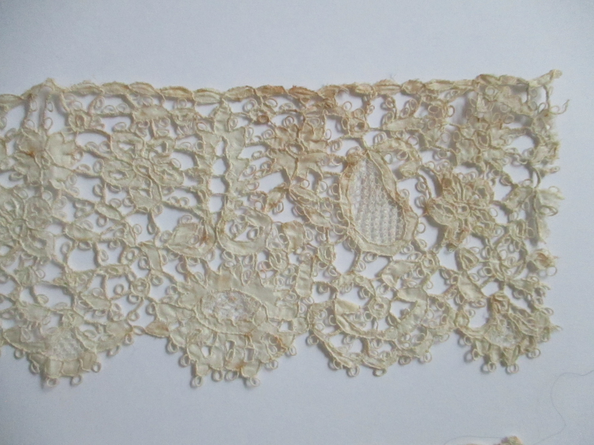 Two pieces of cream silk lace.: Paisley and flower detail on cream silk lace. (iv)