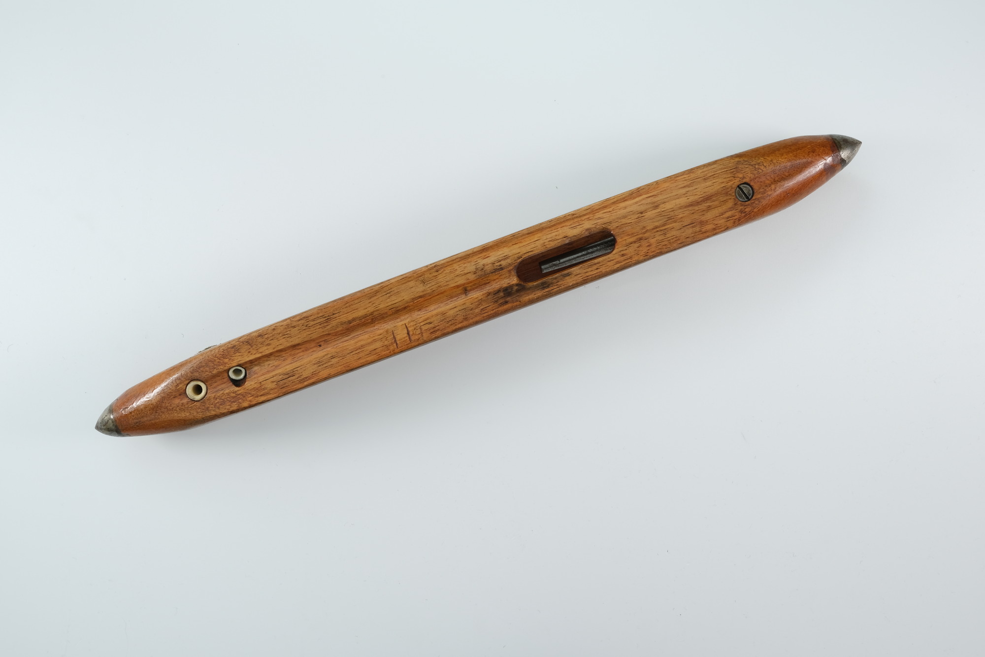 Wooden shuttle: Side view 1