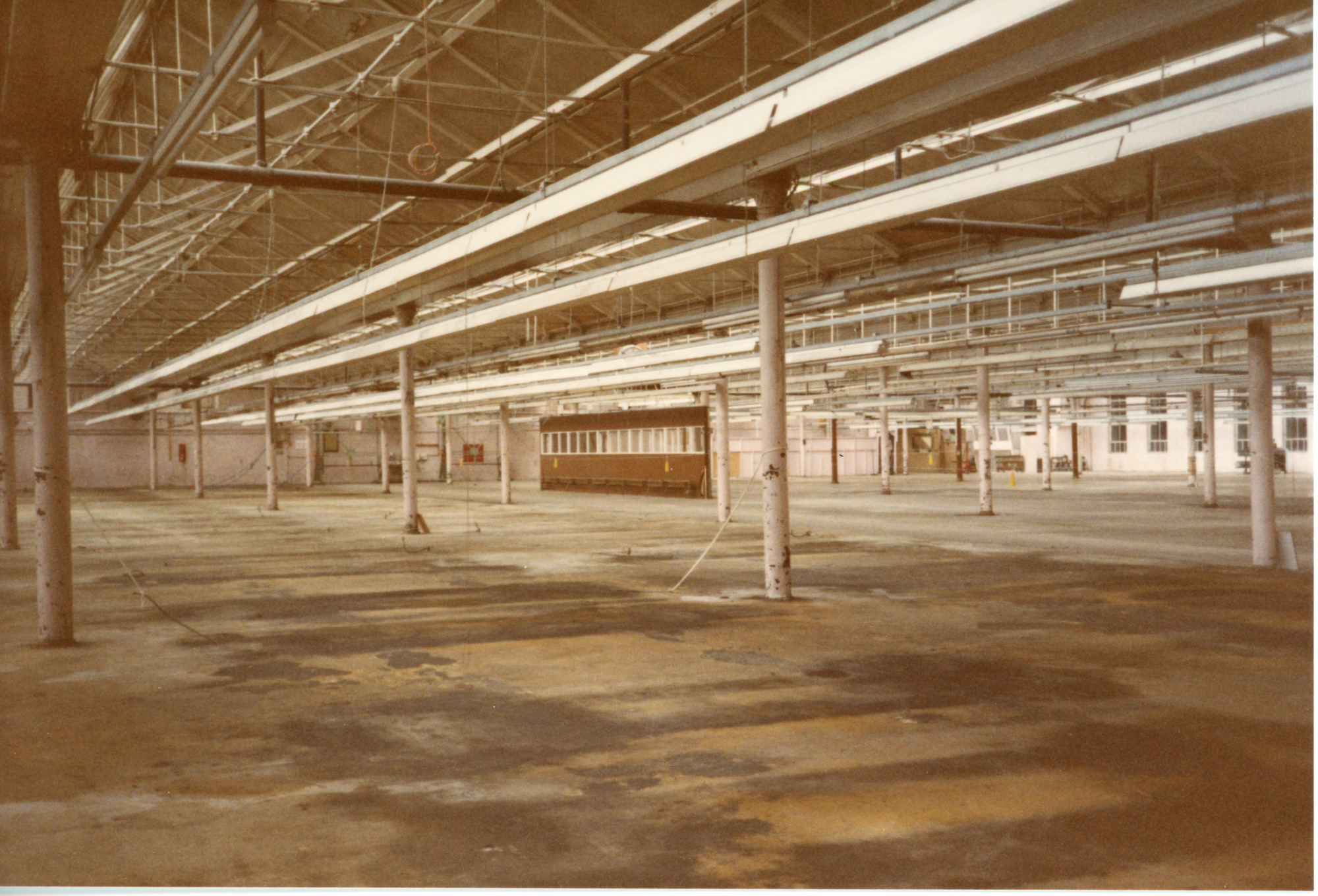 Empty room with columns (1)