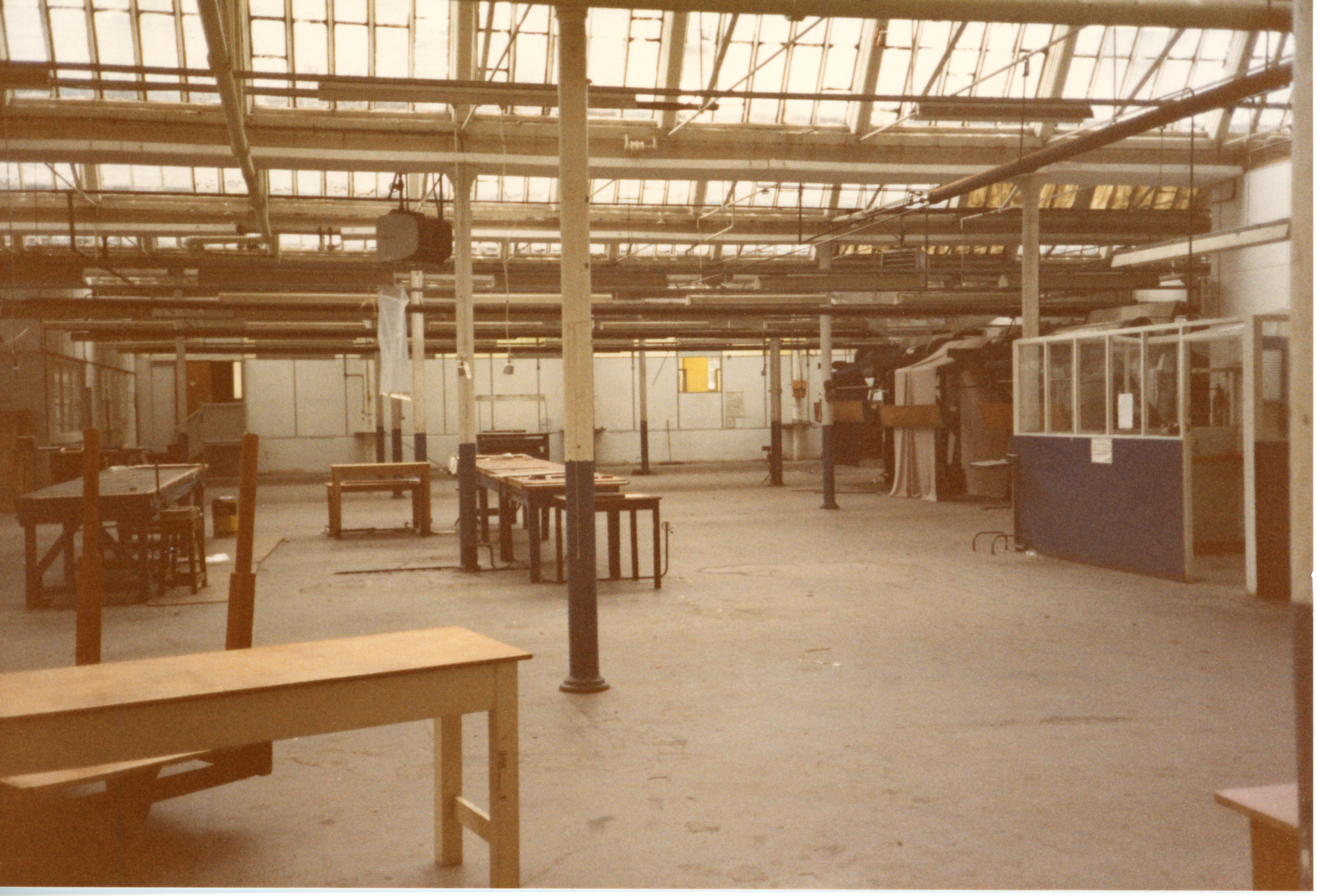 Empty room with columns and table