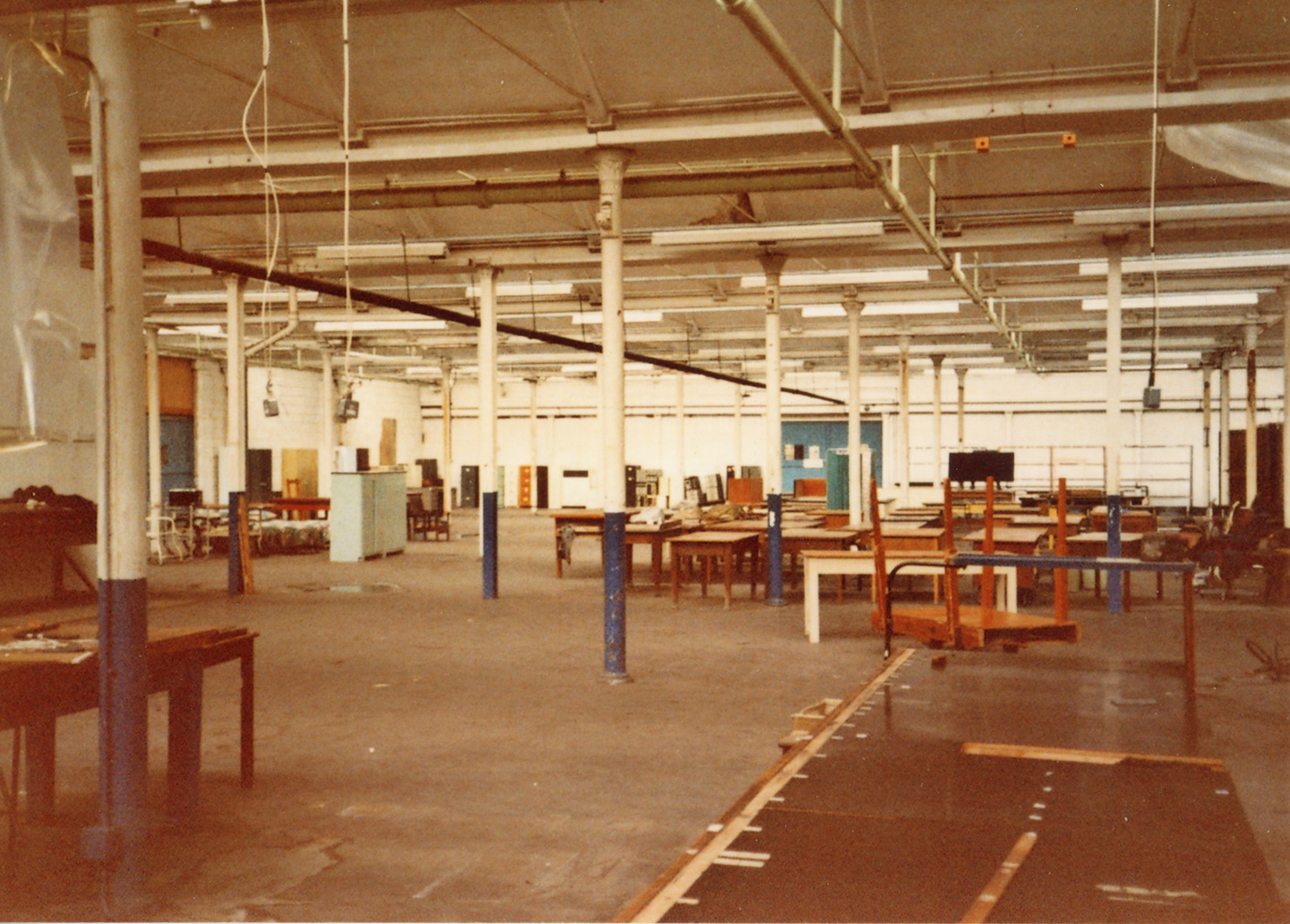 Empty room with columns and tables