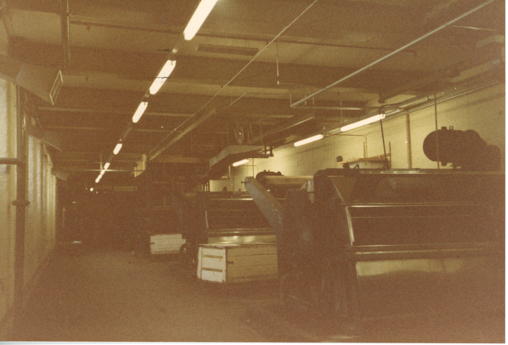 Empty room with old machinery (1)