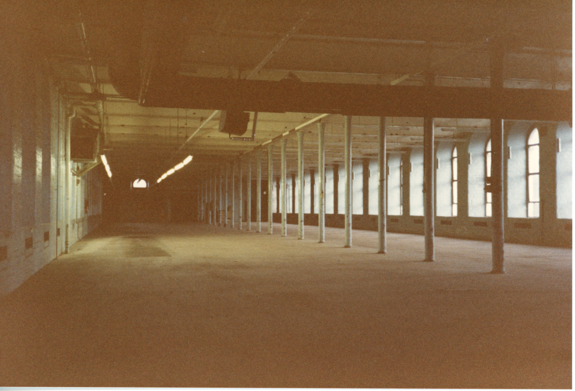 Long room with columns (1)