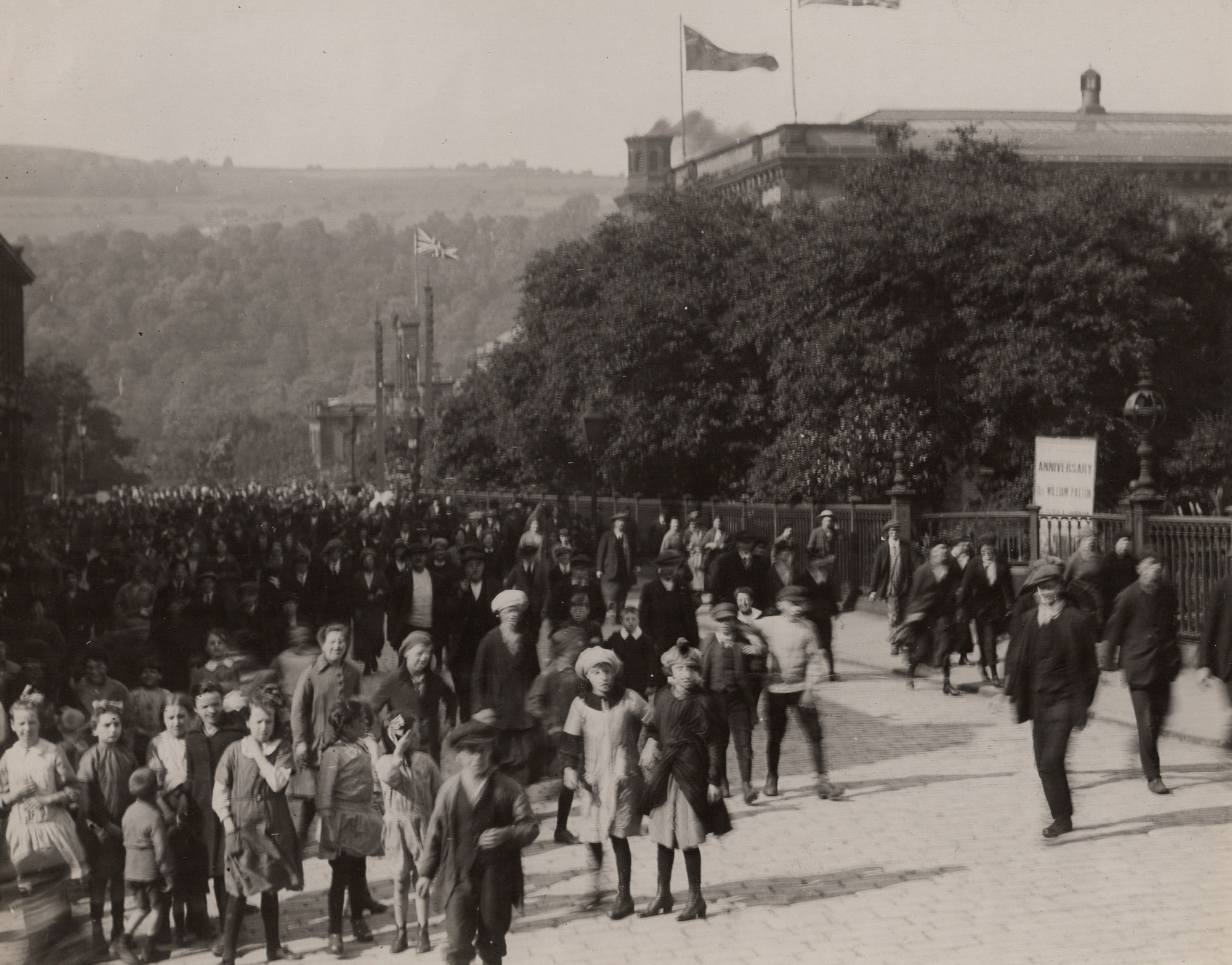 Workers walking up Victoria Road (c 1920s) (1)